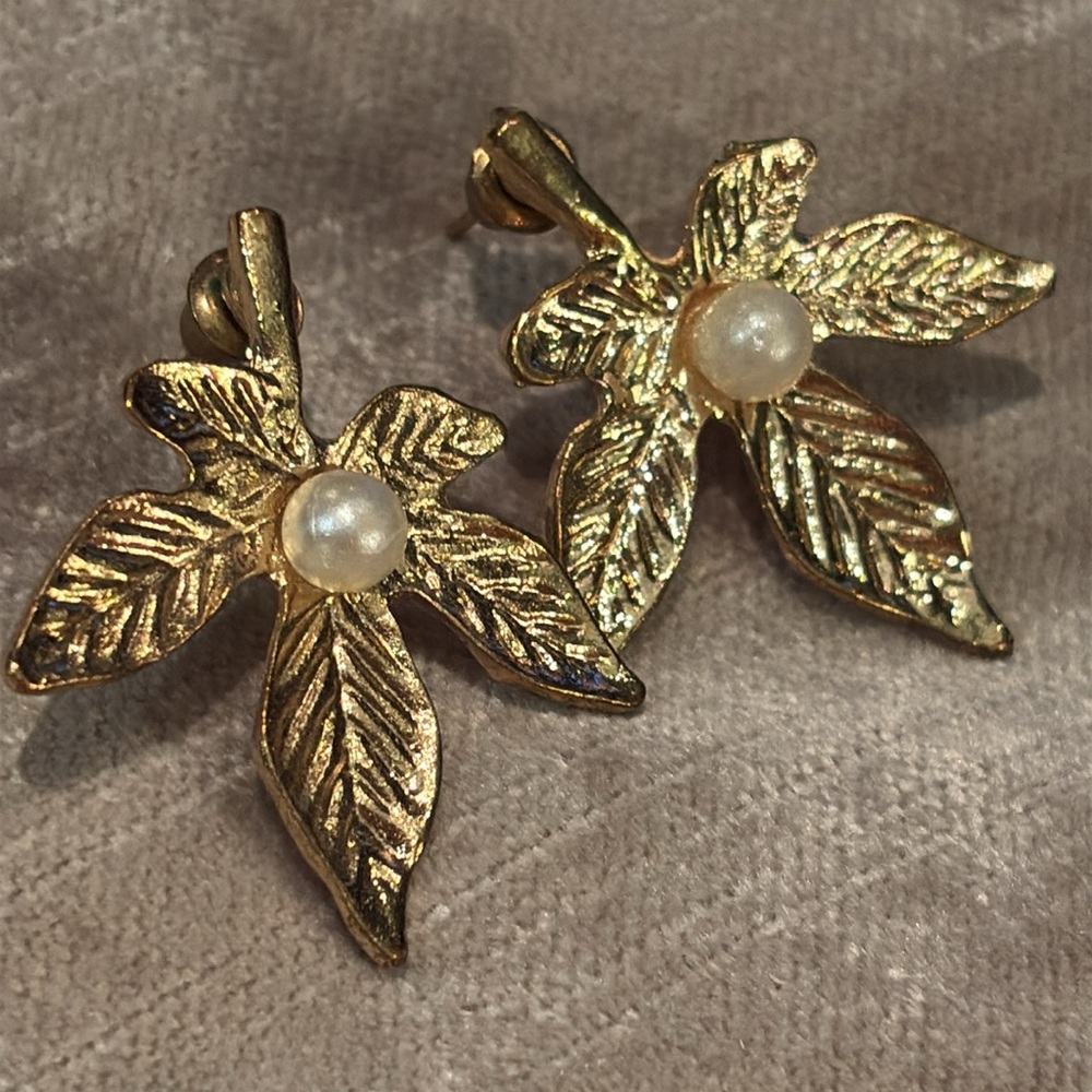 Vintage Gold Leaf Earrings Pearl Accent Post Back Statement 80’s